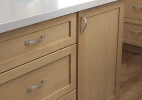 D-style handles on cabinets in a kitchen