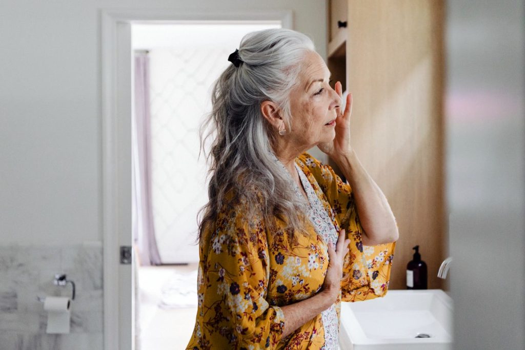 Приспособления для ванной комнаты для пожилых. Приспособления для ванной комнаты для пожилых. Бабушка в ванной комнате. Бабулька в ванной. Реставрация ванн.